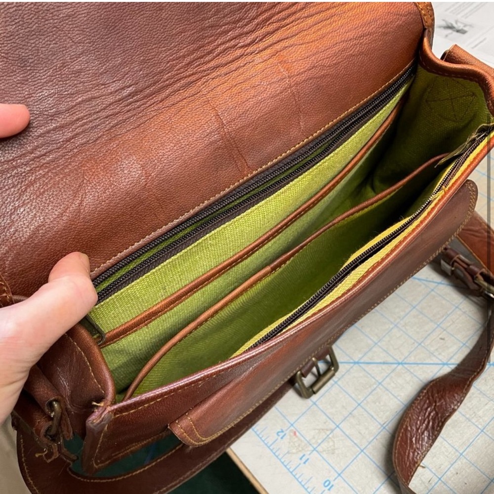 100% Soft Grain Leather Saddlebag Style Purse - Picture 3 of 6
